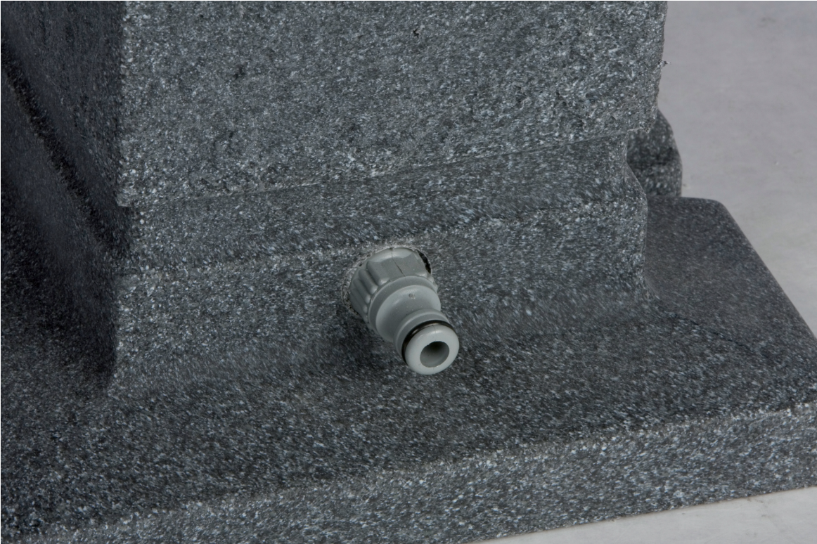 Záhradný stĺpik s kohútikom ROMANA, antracitový granit