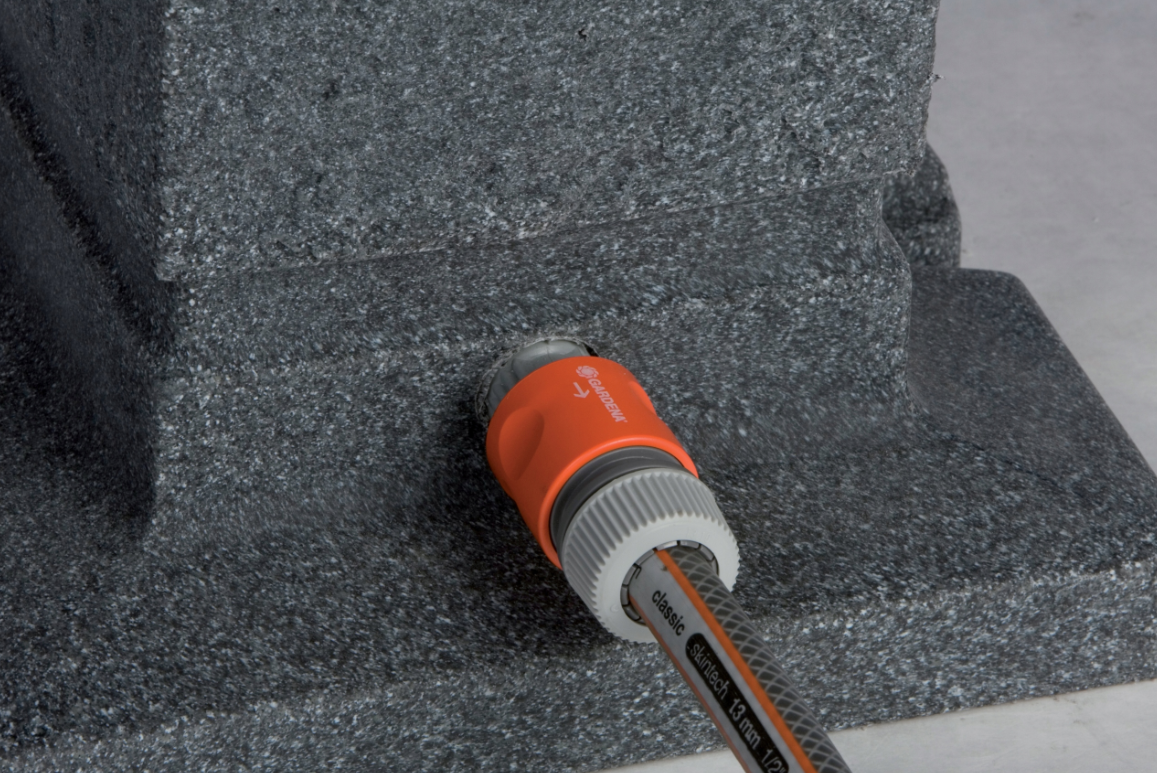 Záhradný stĺpik s kohútikom ROMANA, antracitový granit